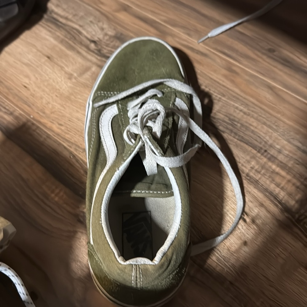 Green vans - Picture 3 of 5